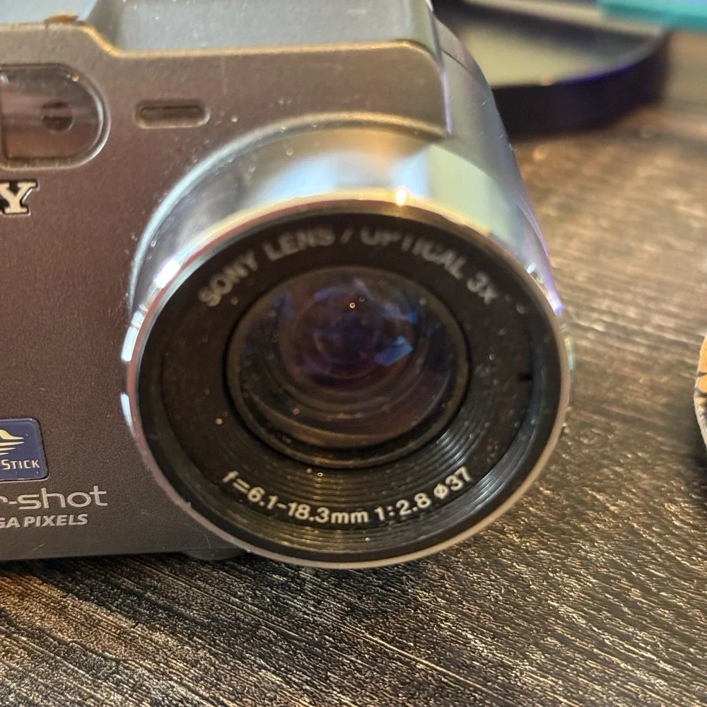 Sony Cyber-shot DSC-S30 1.3MP Digital Camera Vintage. 6 X Zoom. Not Tested